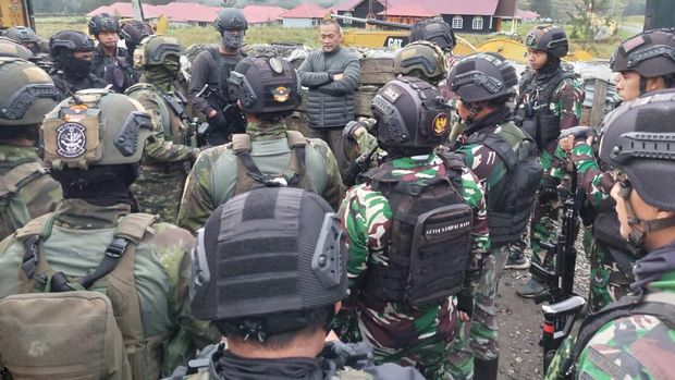 KKB menembak pesawat Asian One yang hendak mendarat di Bandara Boega, Kabupaten Puncak, Papua Tengah. Personel pengamanan bersiaga pasca penembakan tersebut.