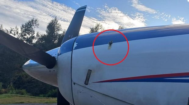 KKB menembak pesawat Asian One yang hendak mendarat di Bandara Boega, Kabupaten Puncak, Papua Tengah. Lalu, apa motif insiden tersebut? Siapa pelakunya?