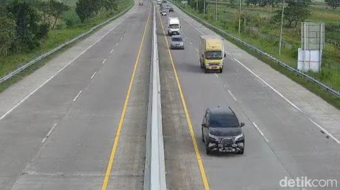 Lalu lintas di tol Pejagan-Pemalang, Kabupaten Brebes, Jawa Tengah, Sabtu (15/4/2023).