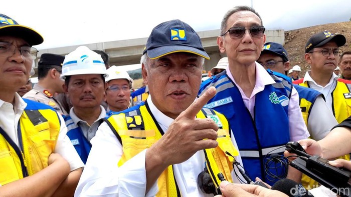 Menteri Pekerjaan Umum dan Perumahan Rakyat (PUPR) Basuki Hadimuljono dengan didampingi Direktur Utama PT Citra Karya Jabar Tol (CKJT) Jusuf Hamka dan pejabat terkait lainnya seusai meninjau progres pembangunan Tol Cisumdawu, Sabtu (15/4/2023).