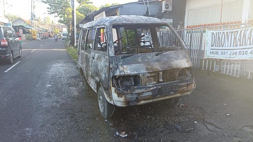 Suzuki Futura bernomor polisi DK-1631-CZ putih terbakar di Jalan Trenggana, Banjar Anggabaya, Desa Penatih, Kecamatan Denpasar Timur, Denpasar.