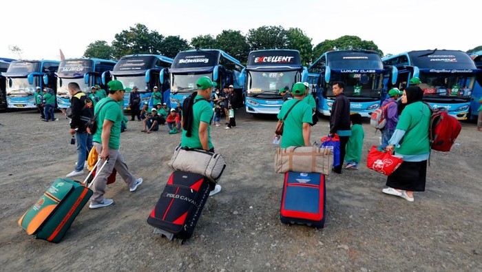 Momen Pekerja Bangunan Mudik Bareng ke Kampung Halaman Momen mudik bareng kembali ramai dilakukan oleh berbagai pihak. Salah satunya Nippon Paint Indonesia yang mengadakan program mudik bersama ribuan pekerja bangunan di Jakarta.