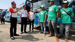 Momen Pekerja Bangunan Mudik Bareng ke Kampung Halaman