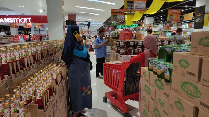 Banjir diskon membuat MX Transmart Malang diserbu pembeli. Mereka memborong kebutuhan Lebaran di momen full day sale.