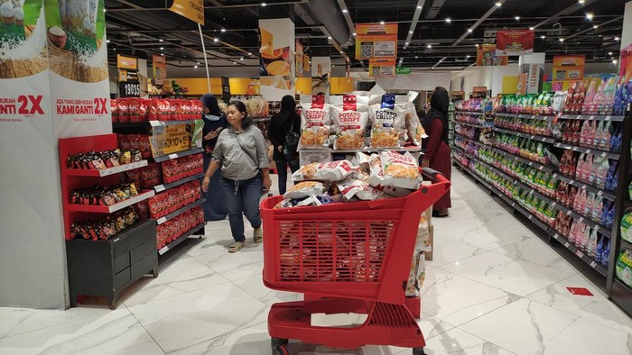 Banjir diskon membuat MX Transmart Malang diserbu pembeli. Mereka memborong kebutuhan Lebaran di momen full day sale.