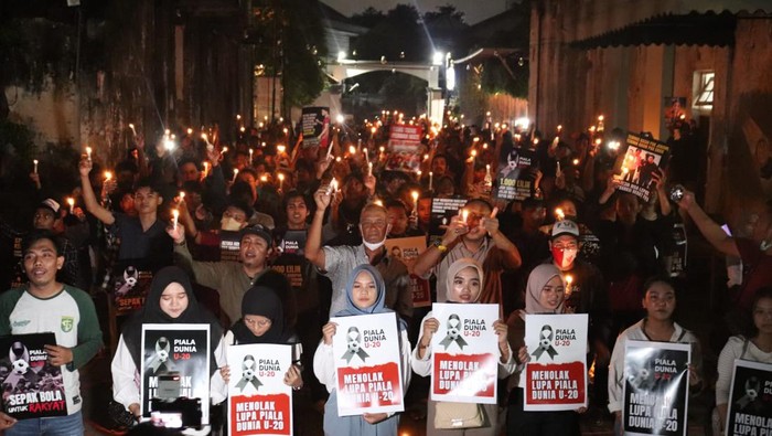Nyalakan 1.000 Lilin, Merawat Ingatan Soal Duka Piala Dunia U-20 Ratusan suporter di Surabaya menggelar aksi solidaritas 1.000 lilin dan doa bersama untuk sepak bola Indonesia. Begini potretnya.