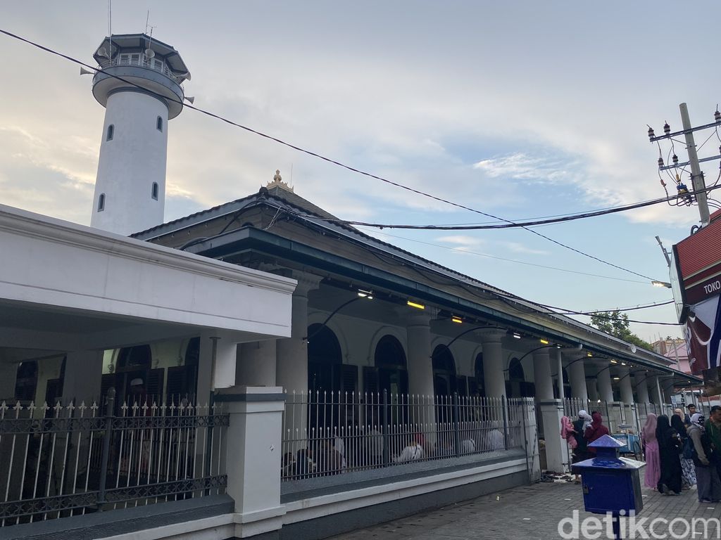 Pasar Ampel, bisa wisata religi sambil kulineran seru.