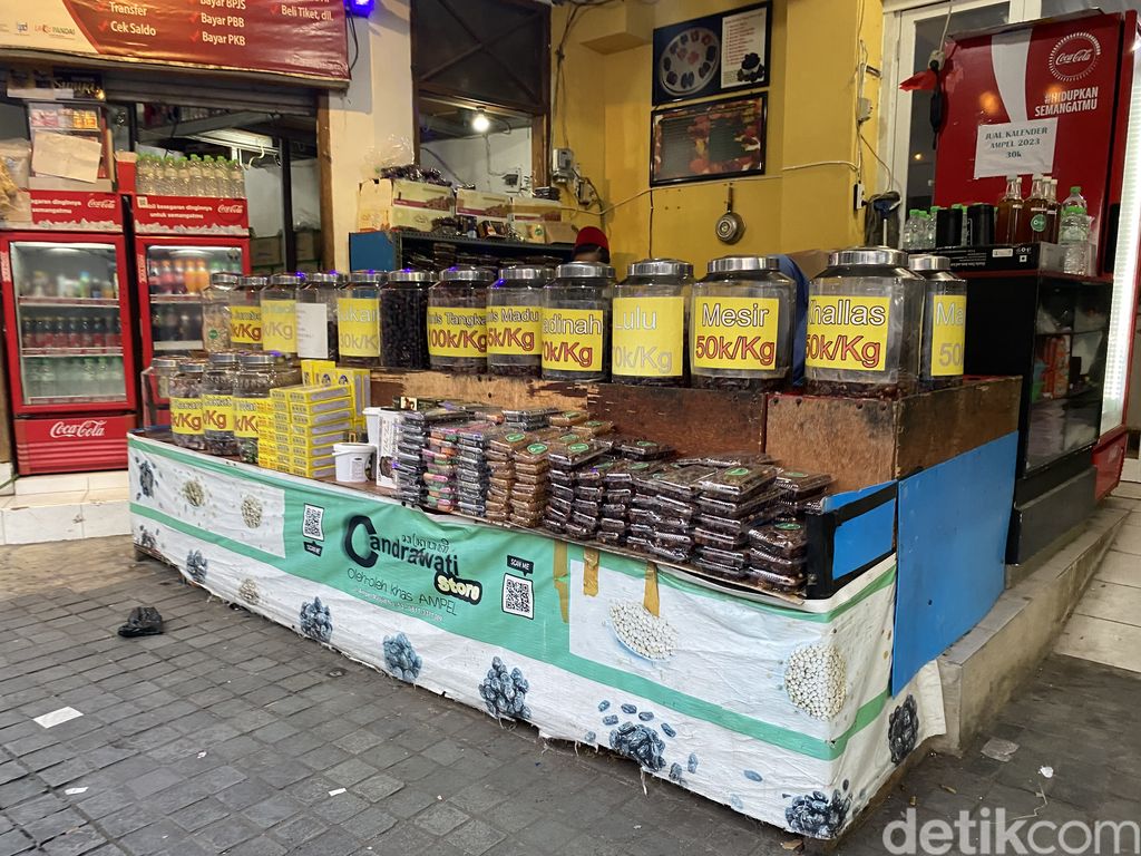 Pasar Ampel, bisa wisata religi sambil kulineran seru.