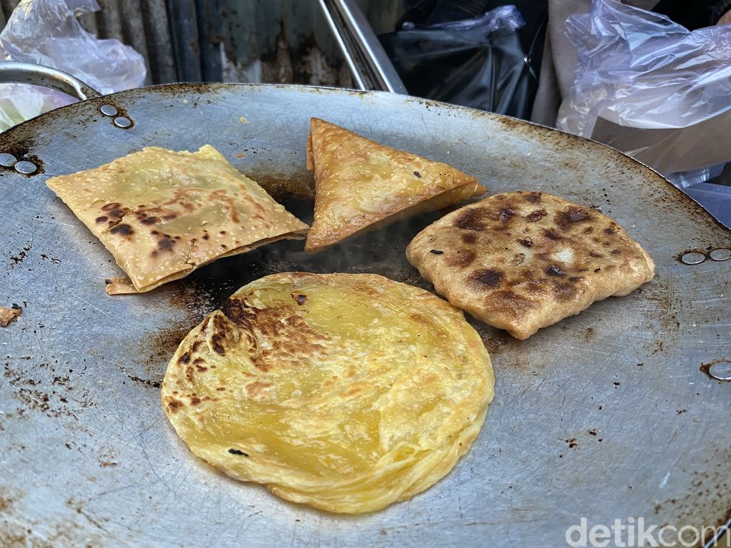 Pasar Ampel, bisa wisata religi sambil kulineran seru.