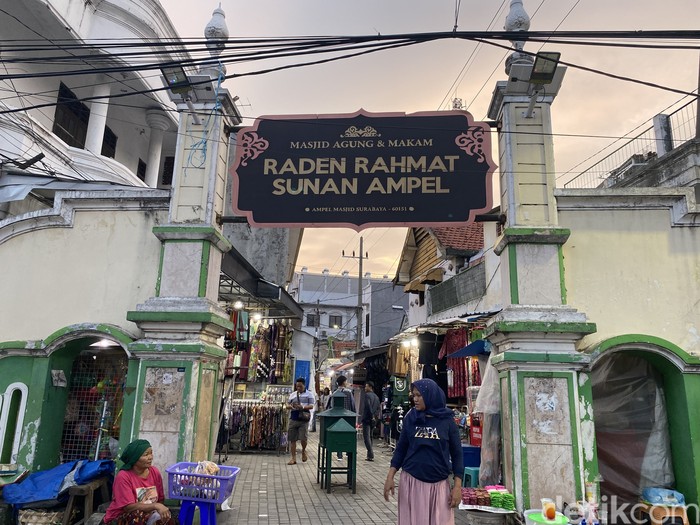 Pasar Ampel, bisa wisata religi sambil kulineran seru.