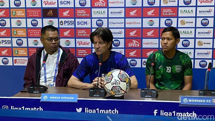 Pelatih Borneo FC Pieter Huistra dan pemain Adam Alis  dalam sesi prematch konferensi pers jelang menghadapi PSM Makassar di pekan ke-34 Liga 1 2022/2023.