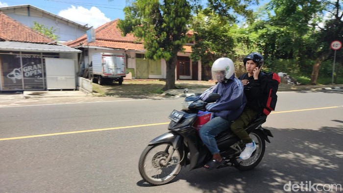 Pemudik motor mulai melintas di Ciamis.