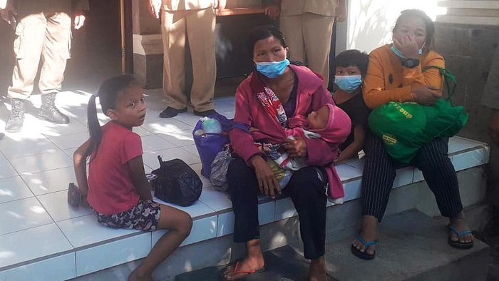 Pengemis Karangasem jatuh-bangun melepas diri dari kegiatan meminta-minta. Mereka mengaku terpaksa karena tercekik ekonomi.