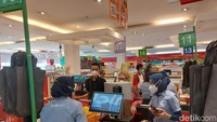 Ada pula pengunjung yang borong anek produk snack.Foto: Shafira Cendra Arini/detikcom