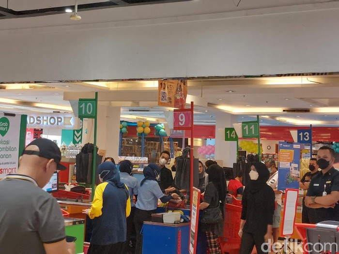Pengunjung Borong di Transmart Full Day Sale Pengunjung Borong di Transmart Full Day Sale