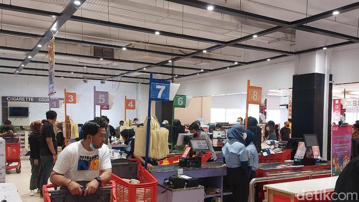Pengunjung Borong di Transmart Full Day Sale