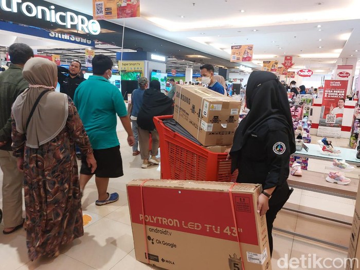 Pengunjung Borong di Transmart Full Day Sale