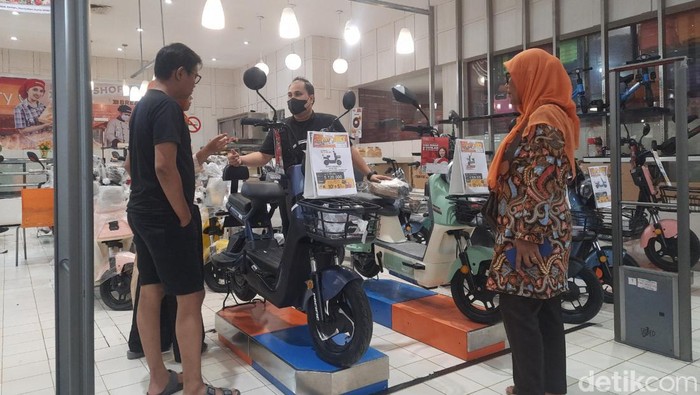Pengunjung membeli sepeda listrik.