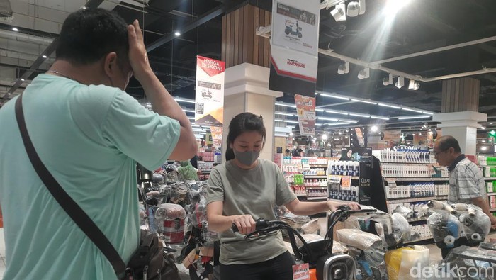 Pengunjung mencoba sepeda listrik di Transmart (Raja Malo Sinaga/detikSumut)