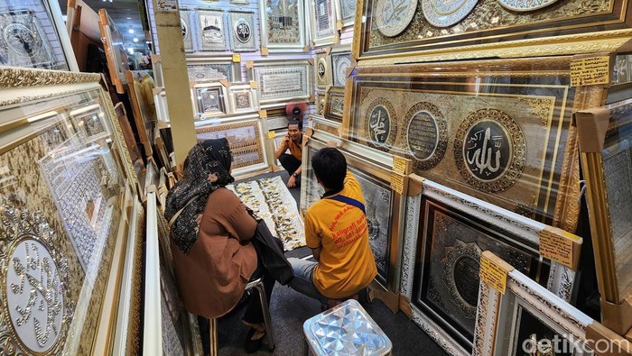 Penjual dekorasi ataupun kaligrafi Islam melayani pembeli di Thamrin City, Jakarta Pusat. Permintaan kaligrafi Islam meningkat saat Ramadan meski belum signifikan bila dibandingkan masa sebelum masa pandemi.
