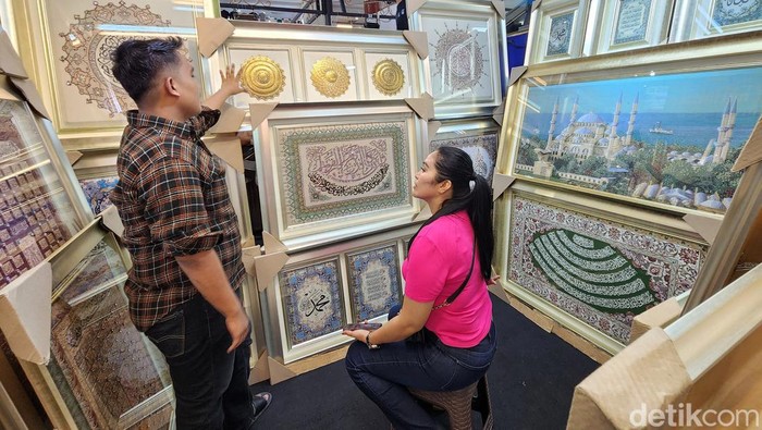 Penjualan Kaligrafi Meningkat Selama Ramadan Penjual dekorasi ataupun kaligrafi Islam melayani pembeli di Thamrin City, Jakarta Pusat. Permintaan kaligrafi Islam meningkat saat Ramadan meski belum signifikan bila dibandingkan masa sebelum masa pandemi.
