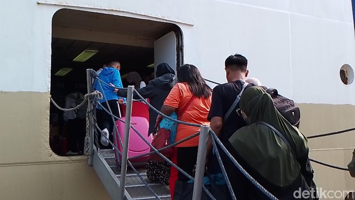 Penumpang memasuki KM Kelud untuk mudik di Pelabuhan Batu Ampar, Kota Batam.(Alamudin/detikSumut)