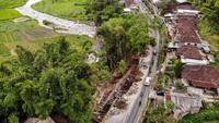 Ruas jalan provinsi tersebut ambles akibat hempasan arus aliran sungai.