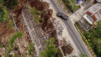 Foto udara perbaikan ruas jalan yang menghubungkan Kediri-Malang di Mulyorejo, Ngantang, Malang, Jawa Timur, Jumat (14/4/2023).