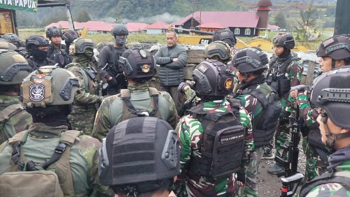 Personel pengamanan diturunkan untuk siaga pascapenembakan pesawat oleh KKB di Bandara Beoga, Puncak, Papua Tengah.