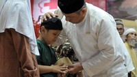 Santunan dan paket sembako diberikan kepada 300 orang yang terdiri dari anak yatim piatu, lansia, dhuafa, serta pegawai purnabakti PMI.