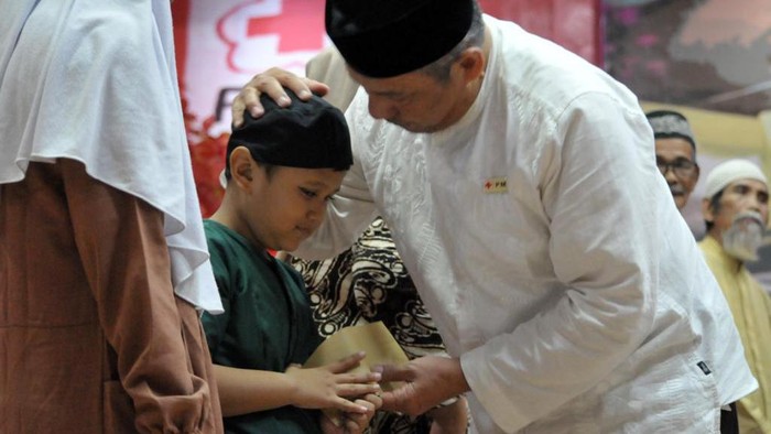 Palang Merah Indonesia (PMI) Provinsi DKI Jakarta memberikan santunan dan paket sembako kepada 300 orang yang terdiri dari anak yatim piatu, lansia, dhuafa serta pegawai purnabakti PMI di Jalan Kramat Raya No.47 Jakarta Pusat, Jumat (14/4/2023)
