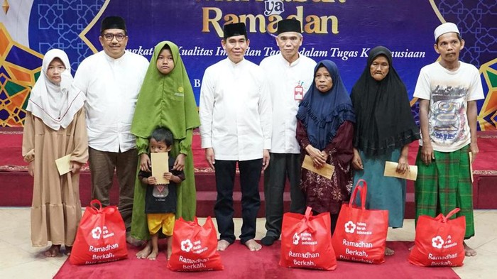 Palang Merah Indonesia (PMI) Provinsi DKI Jakarta memberikan santunan dan paket sembako kepada 300 orang yang terdiri dari anak yatim piatu, lansia, dhuafa serta pegawai purnabakti PMI di Jalan Kramat Raya No.47 Jakarta Pusat, Jumat (14/4/2023)