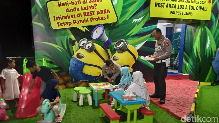 Pospam polisi bertemakan Minions di Rest Area 102 Cipali, Kalijati, Subang.
