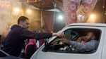 Potret Warga Bagi-bagi Takjil Gratis di Mesir