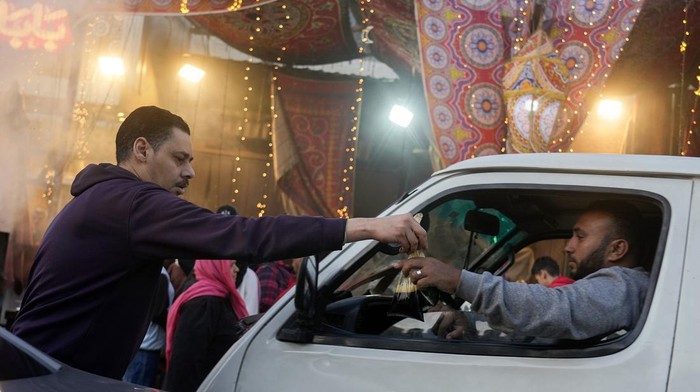 Menjelang buka puasa, aksi bagi-bagi takjil juga dilakukan di Kairo, Mesir. Sama seperti di Indonesia, takjil dibagikan secara gratis kepada pengendara.