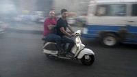Terlihat juga warga yang ngabuburit dengan mengendarai sepeda motor. 