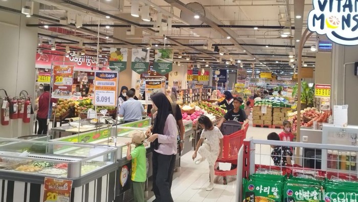 Produk snack diborong pengunjung Transmart Full Day Sale