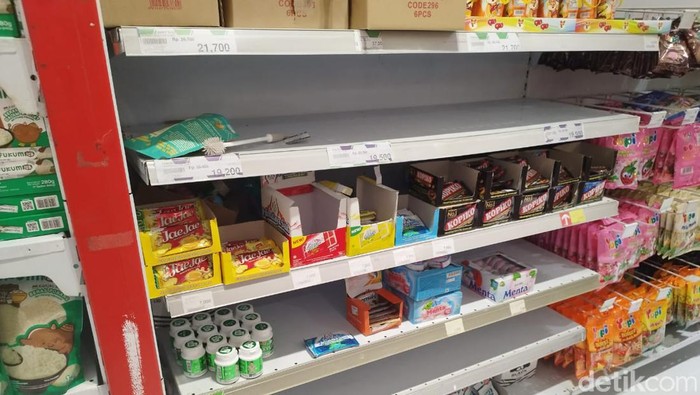 Produk snack diborong pengunjung Transmart Full Day Sale