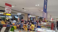 Produk-produk kue Lebaran menjadi salah satu yang mendapatkan diskon khusus Transmart Full Day Sale. Foto: Herdi Alif Al Hikam/detikcom