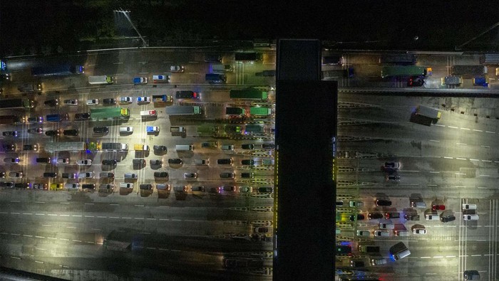 Sejumlah kendaraan memasuki pintu Tol Cikampek Utama menuju Palimanan di Karawang, Jawa Barat, Sabtu (15/4/2023) dini hari. Polda Metro Jaya menyatakan puncak arus mudik gelombang pertama diprediksi terjadi pada 14 April 2023 dan gelombang kedua pada 18-19 April 2023. ANTARA FOTO/Muhammad Adimaja/foc.
