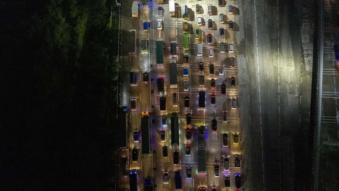PUNCAK ARUS MUDIK GELOMBANG PERTAMA Sejumlah kendaraan memasuki pintu Tol Cikampek Utama menuju Palimanan di Karawang, Jawa Barat, Sabtu (15/4/2023) dini hari. Polda Metro Jaya menyatakan puncak arus mudik gelombang pertama diprediksi terjadi pada 14 April 2023 dan gelombang kedua pada 18-19 April 2023. ANTARA FOTO/Muhammad Adimaja/foc.