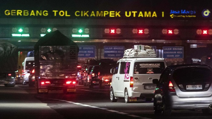 PUNCAK ARUS MUDIK GELOMBANG PERTAMA Sejumlah kendaraan memasuki pintu Tol Cikampek Utama menuju Palimanan di Karawang, Jawa Barat, Sabtu (15/4/2023) dini hari. Polda Metro Jaya menyatakan puncak arus mudik gelombang pertama diprediksi terjadi pada 14 April 2023 dan gelombang kedua pada 18-19 April 2023. ANTARA FOTO/Muhammad Adimaja/foc.