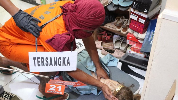 Rekonstruksi adegan kasus pembunuhan dokter spesialis paru di Nabire, Papua Tengah.
