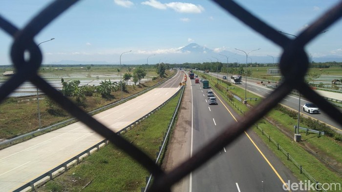 Ruas jalan tol Cisumdawu yang dibuka untuk mudik Lebaran 2023