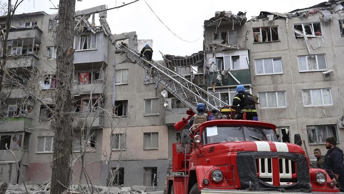 Serangan rudal Rusia menghantam apartemen di Sloviansk, Ukraina, Jumat (14/4) waktu setempat. Sedikitnya delapan orang tewas akibat serangan rudal tersebut.