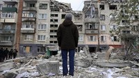 Kepala otoritas militer wilayah Donetsk, Pavlo Kyrylenko, menuturkan sedikitnya tujuh lokasi di Sloviansk dihantam serangan rudal S-300 jenis permukaan-ke-udara, yang sering digunakan pasukan Rusia untuk menyerang target di darat. Roman Chop via AP.
