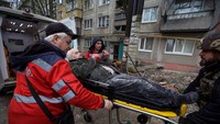 Otoritas Ukraina melaporkan sedikitnya delapan orang tewas dan 21 orang lainnya mengalami luka-luka akibat serangan terbaru Moskow itu. Reuters/Anna Kudriavtseva.