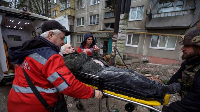 Serangan rudal Rusia menghantam apartemen di Sloviansk, Ukraina, Jumat (14/4) waktu setempat. Sedikitnya delapan orang tewas akibat serangan rudal tersebut.