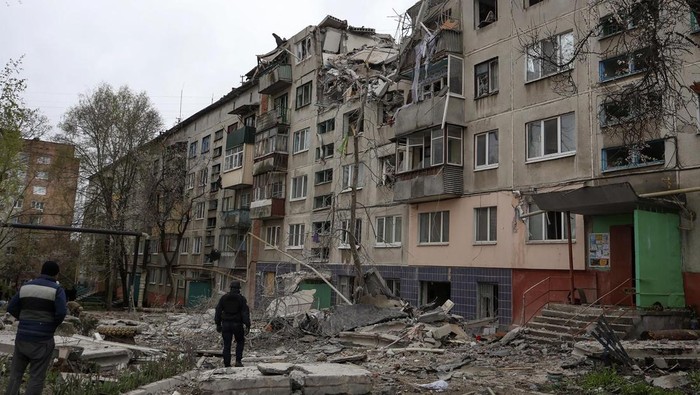 Rudal Rusia Hantam Apartemen di Ukraina Serangan rudal Rusia menghantam apartemen di Sloviansk, Ukraina, Jumat (14/4) waktu setempat. Sedikitnya delapan orang tewas akibat serangan rudal tersebut.