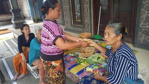 Saudara dan kerabat istri Sang Putu Juliarsana pada Sabtu (15/4/2023) mempersiapkan sarana upacara sebelum pemakaman jenazah MPLM. (chairul amri simabur/detikBali)